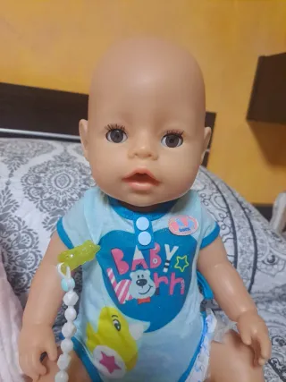 Nenuco que hace pipí con orinal y pañales