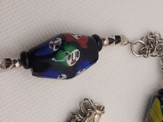 Colgante mujer multicolor con cadena plateada