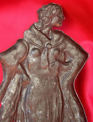 FIGURA MUJER ESTILO AÑOS 20 ESCULTURA METAL BASE