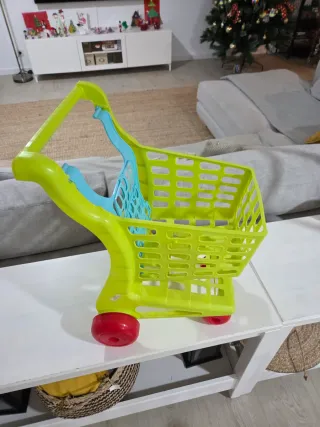 Carrito de juguete verde y azul