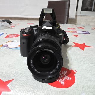 Cámara Nikon D3300 con objetivo 18-55mm