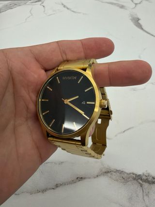 Reloj MVMT Negro y Dorado