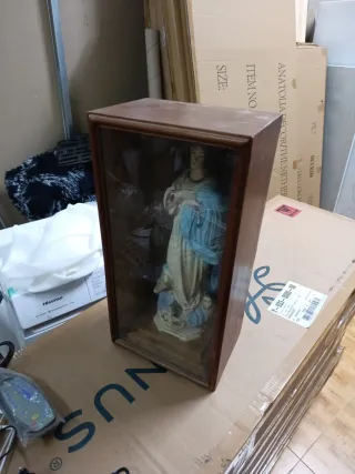 Virgen María en vitrina