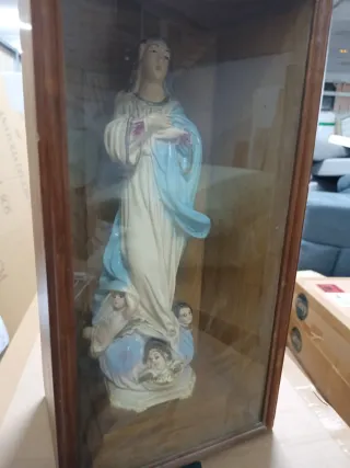 Virgen María en vitrina