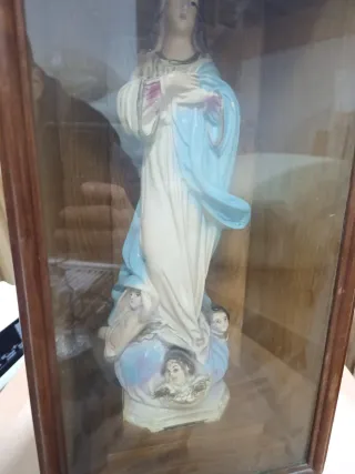 Virgen María en vitrina