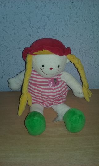 Muñeca de trapo con vestido rosa