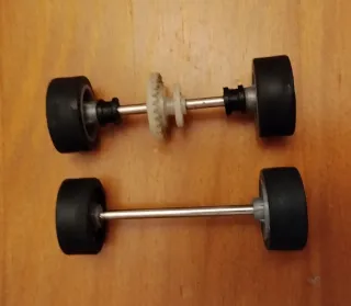 Pareja de ejes y llantas para coches Scalextric