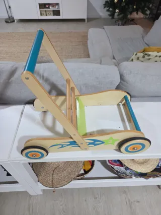 Carrito de madera para bebé