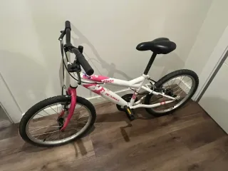 Bicicleta niña Denbike blanca y rosa