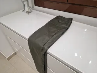 Pantalón verde oliva simil cuero Milano