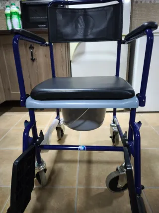 Silla de ruedas de interior con depósito sanitario