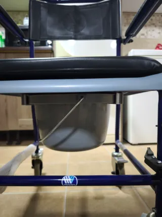 Silla de ruedas de interior con depósito sanitario