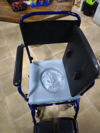 Silla de ruedas de interior con depósito sanitario