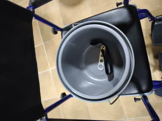 Silla de ruedas de interior con depósito sanitario