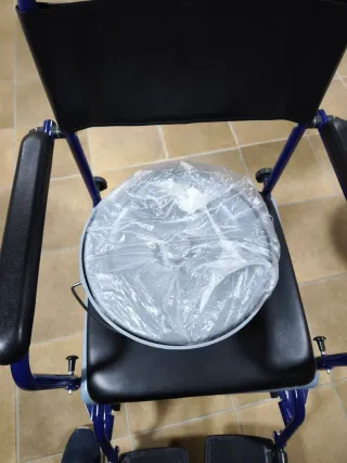 Silla de ruedas de interior con depósito sanitario