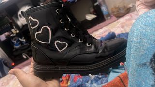 Botines negros con corazones plateados