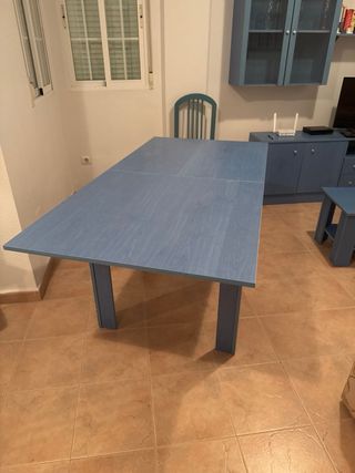 Mesa azul con 4 sillas florales