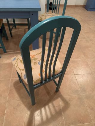 Mesa azul con 4 sillas florales