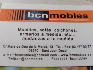 Mesa redonda de madera blanca