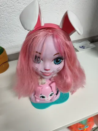Cabeza de muñeca enchantimals con pelo rosa y orej