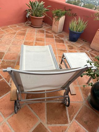 2 Tumbonas Kettal con mesa auxiliar