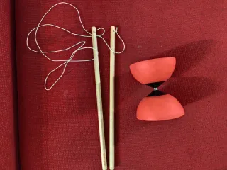 Diábolo Decathlon con palos y cuerda