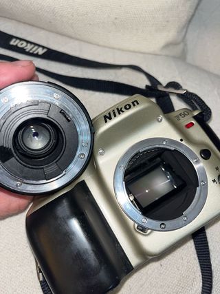 Cámara Analógica Nikon F50 con Objetivo 28-70