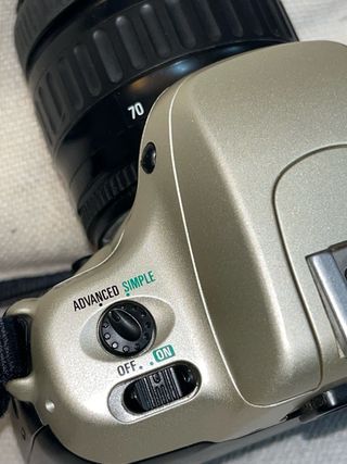 Cámara Analógica Nikon F50 con Objetivo 28-70