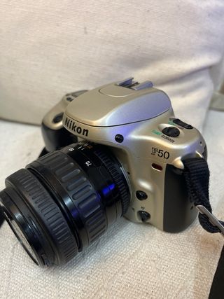 Cámara Analógica Nikon F50 con Objetivo 28-70
