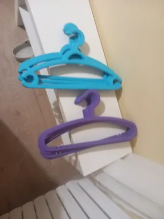 13 perchas (6 azules y 7 moradas)