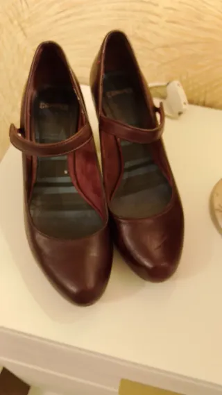 Zapatos de tacón Hispanitas piel Burdeos Camper