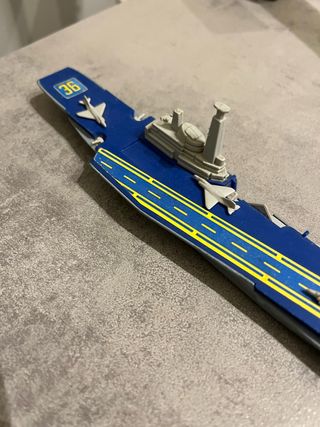 Portaerei militare vintage giocattolo