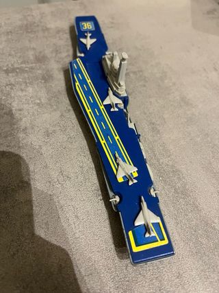 Portaerei militare vintage giocattolo