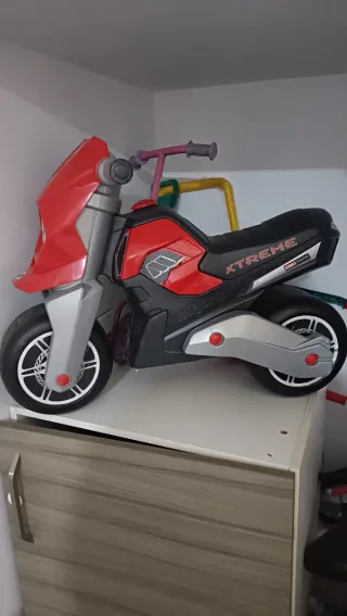 Moto correpasillos XTREME roja y negra