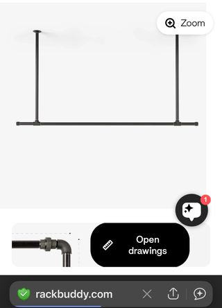 Barras y rack estilo industrial para ropa.