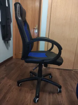 Silla Gaming Negra y Azul. Tan solo 6 meses de uso
