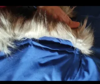 Abrigo azul ONLY con capucha