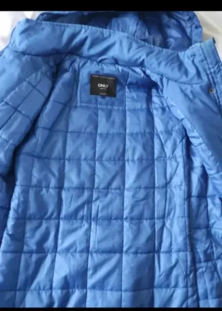 Abrigo azul ONLY con capucha