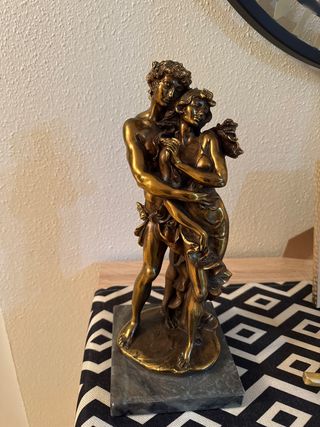 Figura de pareja abrazada