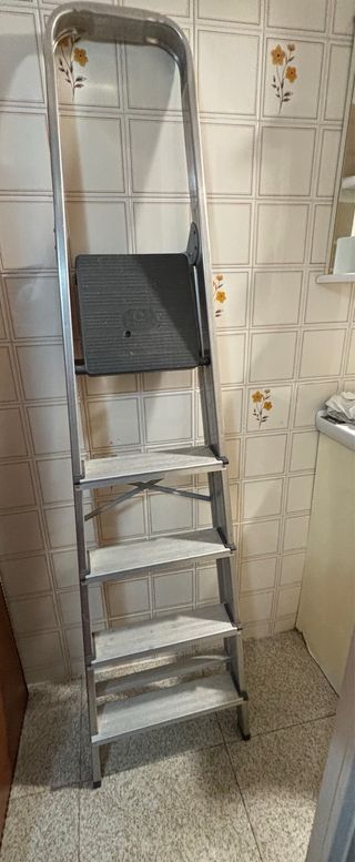 Escalera de aluminio plegable