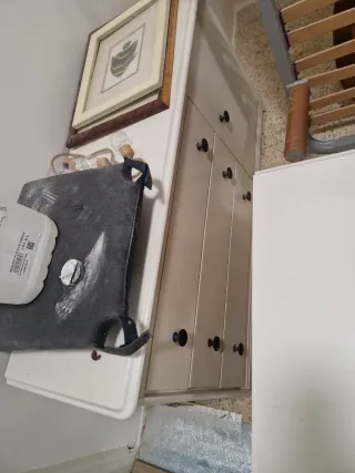 Mesita de noche y cómoda blanca