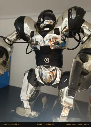 Robot plateado y negro