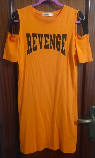 Vestido naranja con hombros descubiertos
