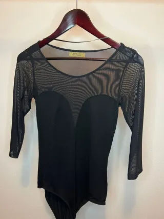 Vestido mini fiesta Bershka dorado y negro.