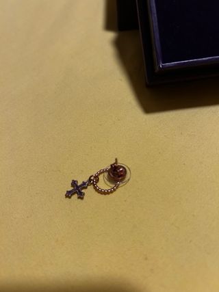 Aros pequeños con cruces, de color dorados rosa...