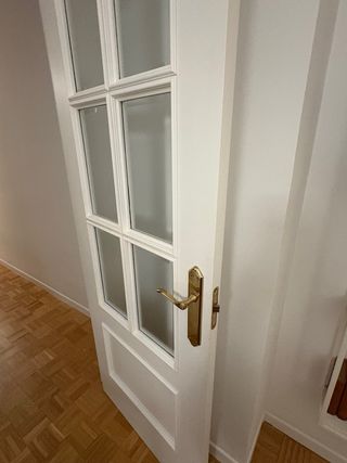 Puerta madera maciza lacada y acristalada