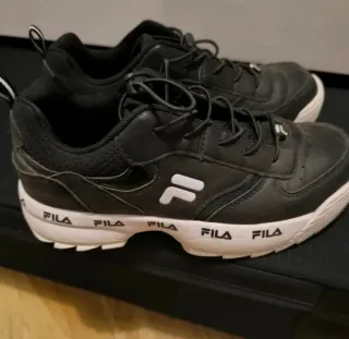 Zapatillas Fila Negras y Blancas