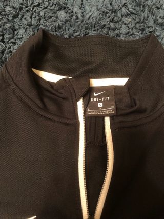 Sudadera Nike sin capucha, con cremallera.