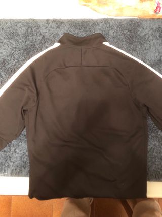 Sudadera Nike sin capucha, con cremallera.