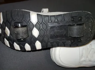 Zapatillas blancas con ruedas